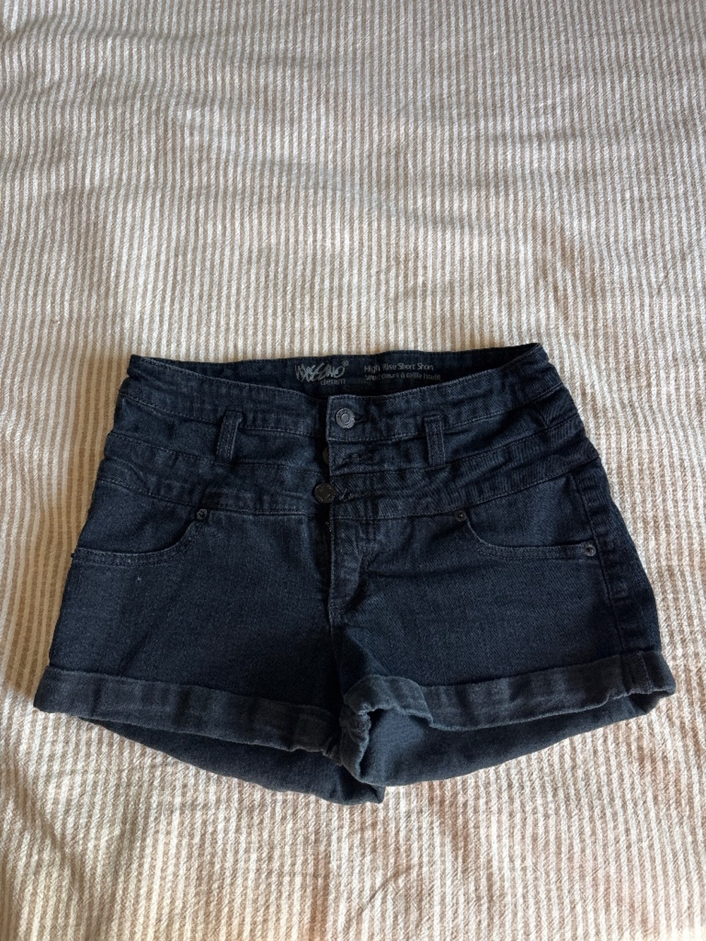 Black high waist short short